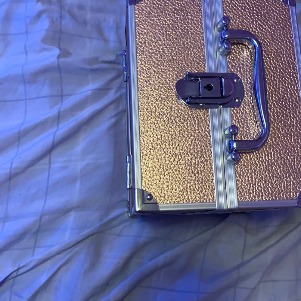 I’m selling this pink brass make up case